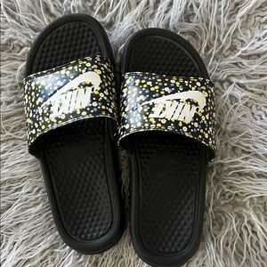 Nike Black and Yellow Patterned Slide Sandals size 6